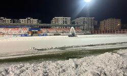 Van Atatürk Şehir Stadı’nın zemini kardan temizlendi