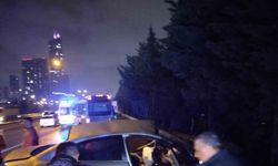 Ümraniye’de aşırı hızlı araç bariyerlere ve yol kenarındaki minibüse çarptı: 1 ölü, 2 yaralı