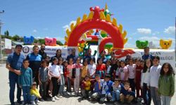 Okul bahçesine kurulan balon park öğrencilerin neşe kaynağı oldu