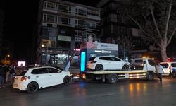 Kadıköy’de iki araç çarpışıp elektrik direğine vurdu: 3 yaralı