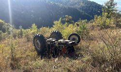 Kastamonu’da traktör devrildi: 1’i ağır 2 yaralı