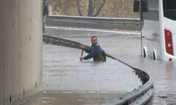 Esenler’de beline kadar suya giren belediye çalışanı suyu böyle tahliye etmeye çalıştı
