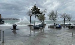 İstanbul’da fırtına: Beşiktaş sahilinde dalgalar oluştu