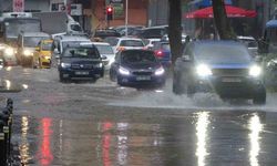 Kartal’da şiddetli yağış sonrası caddeleri su bastı