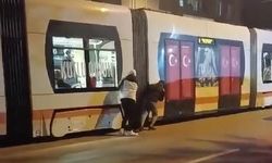 Yokuş çıkmakta zorlanan tramvayı ittiren gençlerin videosu büyük beğeni topladı