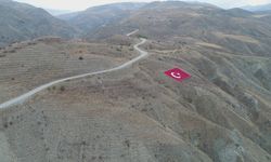 Erzincan Belediyesi, Keşiş Dağları'ndaki Türk Bayrağı'nı Yeniledi