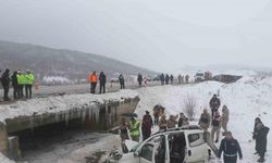 Erzincan’da Fiat marka hafif ticari araç ile midibüs çarpıştı: 1 ölü, 6’ı asker 9 yaralı