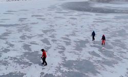 Yüzeyi donan gölün üzerinde buz pateni keyfi yaşadılar