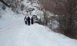 Tokat’ta karlı yolda tır mahsur kaldı, kayan aracı ise uçuruma düşmekten ağaç kurtardı