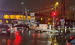 Ankara’da fırtınada aydınlatma direği yola devrildi