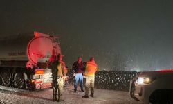 Kar ve tipi Erzincan - Gümüşhane yolunda ulaşımda aksamalara neden oldu