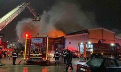 Kocaeli’de geri dönüşüm deposundaki yangın 71 itfaiye personelinin müdahalesiyle söndürüldü