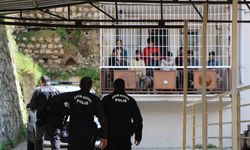 Amasya’da yakalanan 64 kaçak göçmenden 25’i Göç İdaresi Müdürlüğü binasından kaçtı