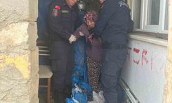 Esrar yetiştirmekten hapis cezasıyla aranan kadını jandarma brandanın altında yakaladı