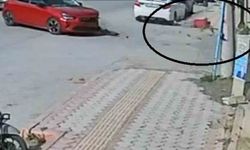 Otomobille çarpışan motosiklet sürücüsünün uçtuğu anlar kamerada
