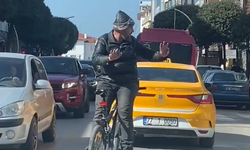 Yalova’da bisiklete ters binen vatandaşı gören şaştı kaldı