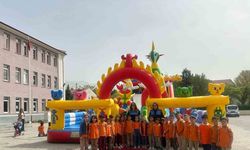 Erzincan'da Okul bahçelerine kurulan balon park ile öğrenciler neşeleniyor