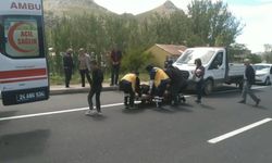Erzincan'da yolun karşısına geçmeye çalışan kadına otomobil çarptı