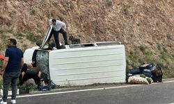 Kemah’ta Minibüs Yan Yattı: Sürücü Yaralı