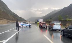 Erzincan-Sivas Karayolunda Sağanak ve Dolu: Heyelan ve Trafik Kazası
