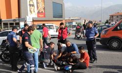 Erzincan'da Otomobil ile Motosiklet Çarpıştı: Kurye Ağır Yaralandı