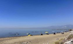 Kavurucu sıcaktan bunalan vatandaşlar kendilerini Akdeniz’in serin sularına bıraktılar