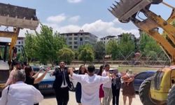 Kepçe Şovu: Damat Gelin Almaya İş Makineleriyle Gitti!
