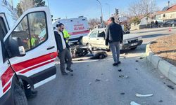 Motosiklet ile otomobil çarpıştı: 1 ölü, 1 yaralı