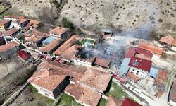 Kastamonu’da çıkan yangında 2 ev, 1 araç yandı