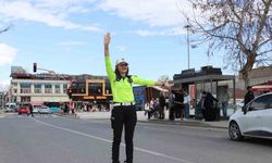 Erzincan trafiğine kadın eli değdi