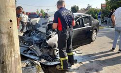 Beton direğe çarpan otomobil hurda yığınına döndü