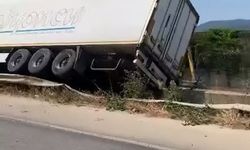 Bursa’da kontrolden çıkan tır devrildi