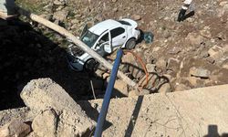 Diyarbakır’da otomobil köprüden düştü