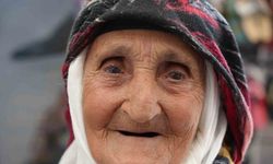 Erzincan Buğday Meydanı’nda Esma Nine Çorap Satarak Geçiniyor