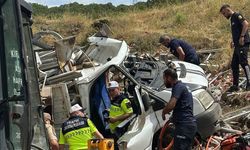 Hurda yüklü pikap devrildi: 1 yaralı