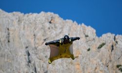 Kemaliye’de Wingsuit Uçuşları İzleyenleri Büyüledi