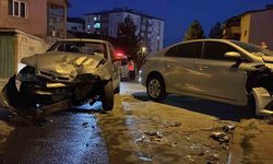 Sivas’ta iki otomobil çarpıştı: 6 kişi yaralandı