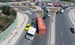 Kömür yüklü tırın konteyneri yola devrildi