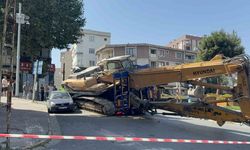 Tırdan düşen iş makinesi araca çarptı
