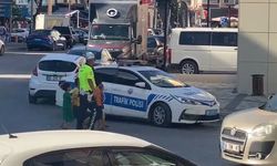 Trafik Polisi Çocukları Ellerinden Tutarak Karşıya Geçirdi
