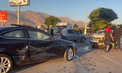 Erzincan’da İki Otomobil Çarpıştı: 2 Kişi Yaralandı