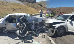 Erzincan'da İki Otomobil Çarpıştı: 3 Ölü, 6 Yaralı