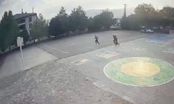 Erzincan'da çocukların üzerine giden aracı okul müdürü son anda durdurdu