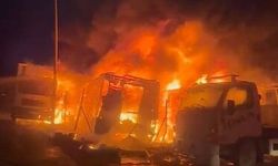 3 Kamyon ve 1 tır alev alev yandı, ortalık savaş alanına döndü
