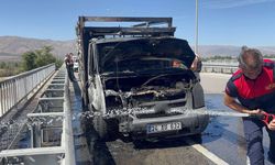 Erzincan’da Seyir Halindeki Kamyonet Küle Döndü