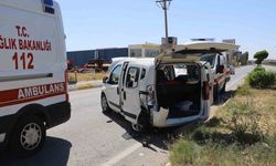 Sivas-Erzincan kara yolunda hafif ticari araç ile otomobil çarpıştı. Kazada 6 kişi yaralandı