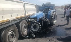 Tır ile Traktör Çarpıştı: 1 Kişi Yaralandı