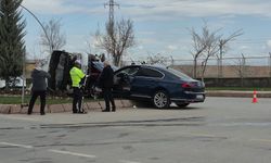 Otomobil ile hafif ticari araç çarpıştı: 3 yaralı