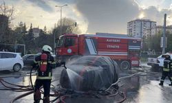 Seyir halindeki elektrikli otomobil alev aldı: Yangın battaniyesiyle müdahale edildi