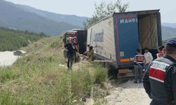 Devrilen tırın altında kalan sürücü hayatını kaybetti